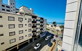 Estúdio em prédio frente ao mar